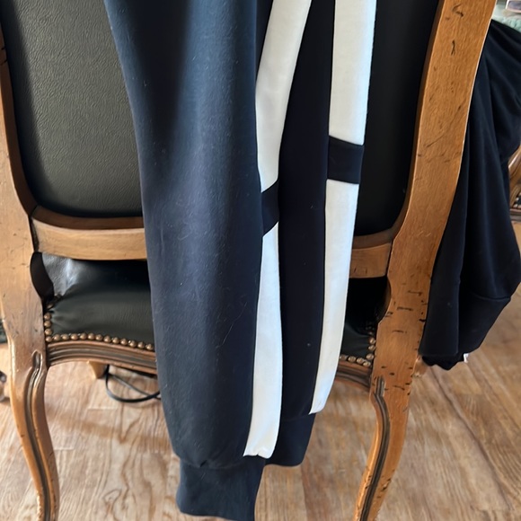 Onzie Sweats - Picture 7 of 7